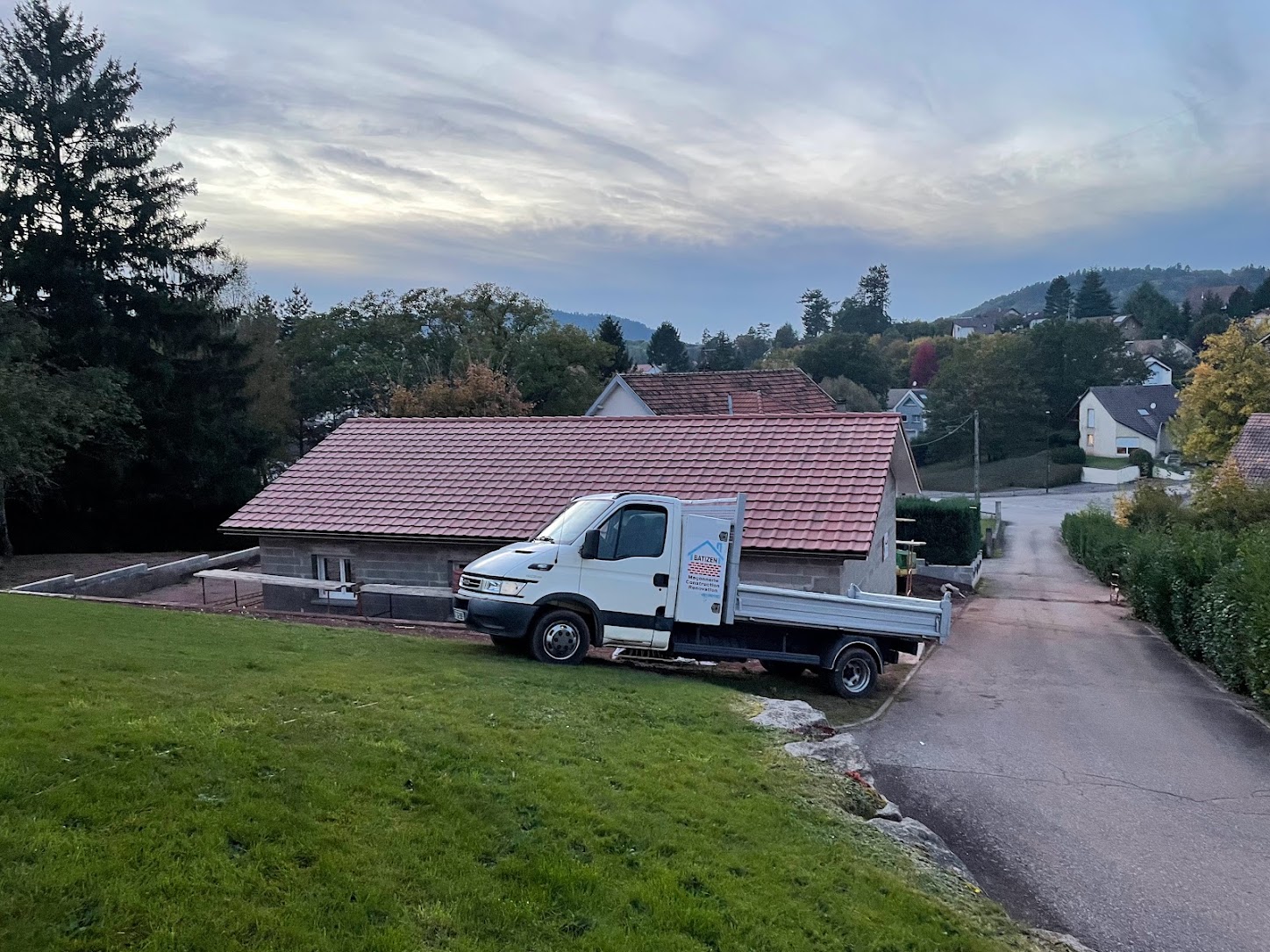 Véhicule BatizenX sur un chantier de maison individuelle dans les Vosges