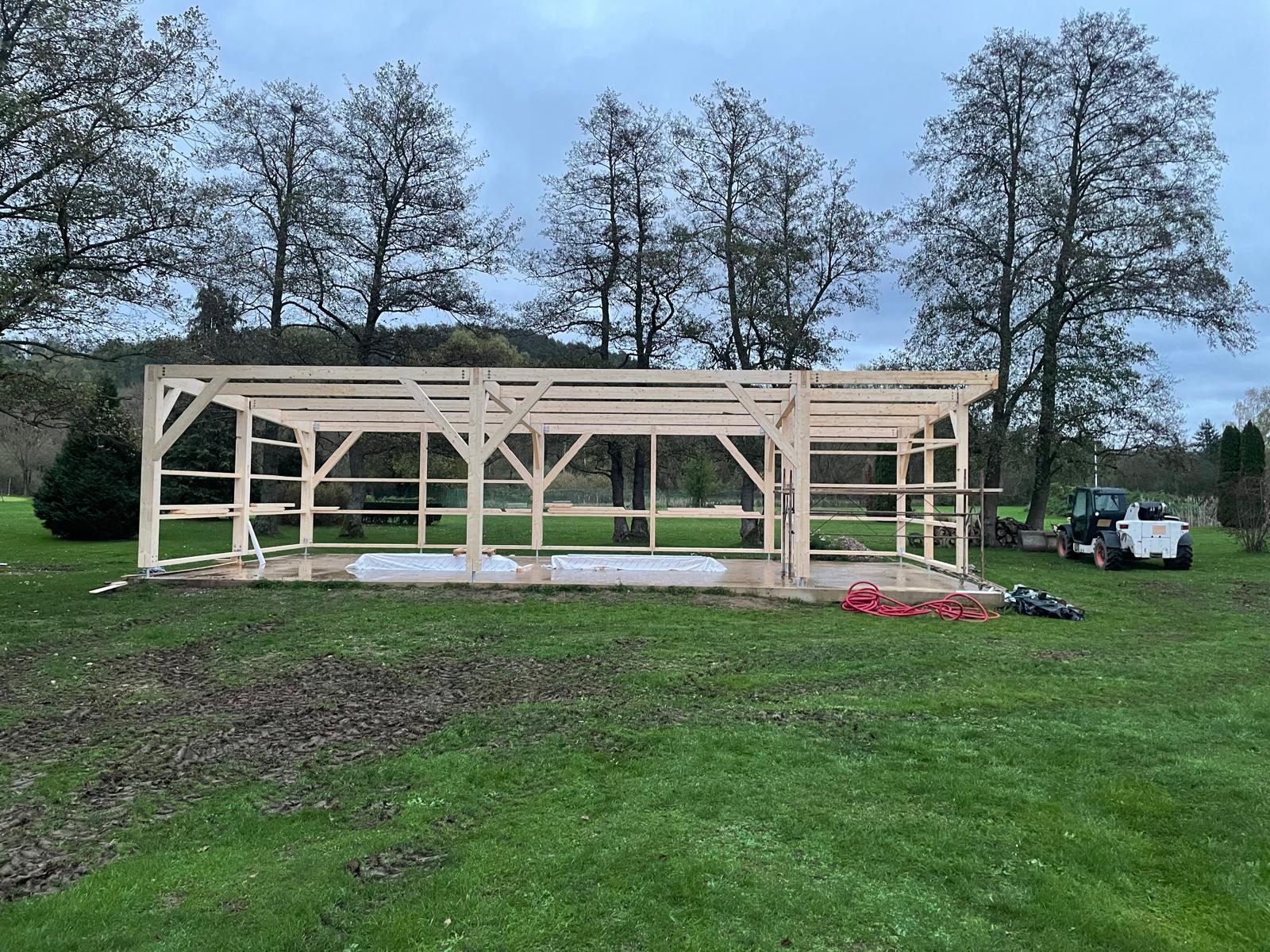 Montage d’une structure bois pour jardin de loisirs